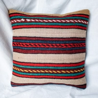 Pasiasta poszewka na poduszkę kilim