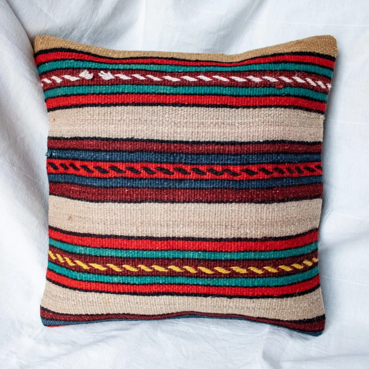 Pasiasta poszewka na poduszkę kilim