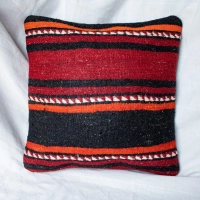 Bordowo-czarna poszewka na poduszkę kilim