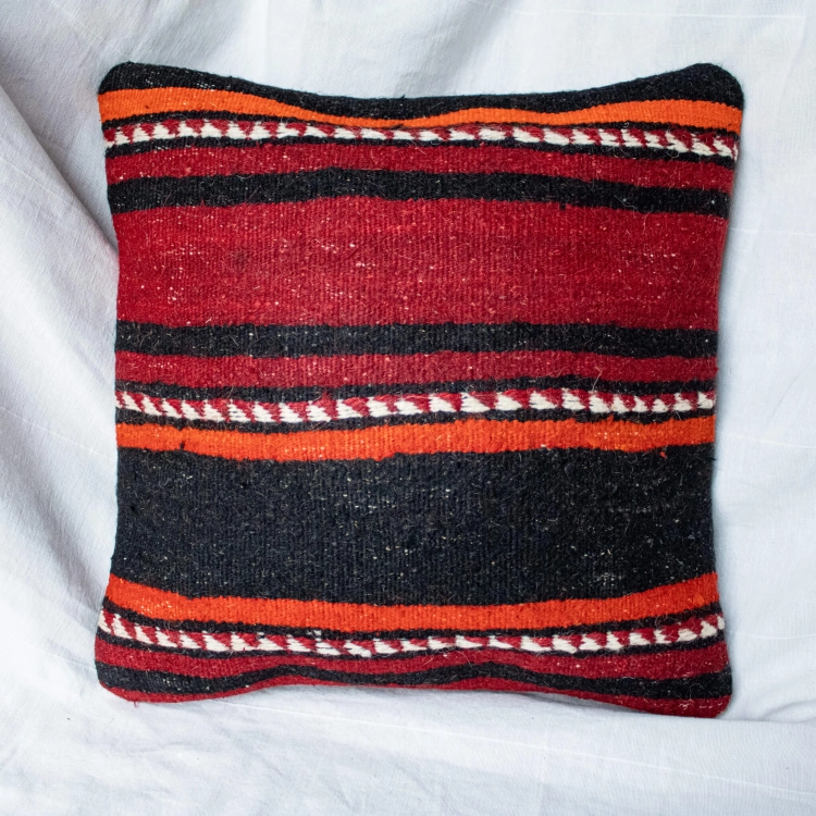 Bordowo-czarna poszewka na poduszkę kilim