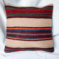 Pasiasta poszewka na poduszkę kilim