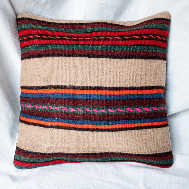 Pasiasta poszewka na poduszkę kilim