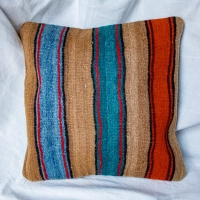 Błękitna poszewka na poduszkę kilim