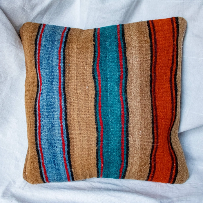 Błękitna poszewka na poduszkę kilim