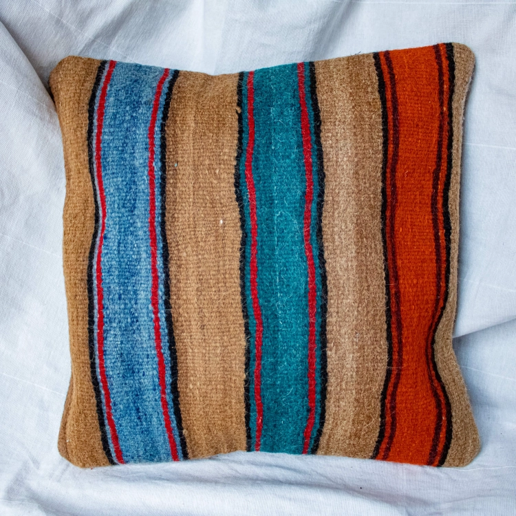 Błękitna poszewka na poduszkę kilim
