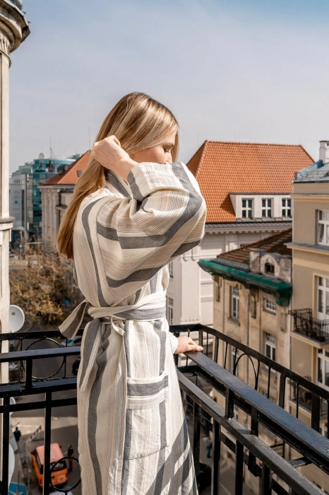 Papatya - kremowy szlafrok unisex z pastelowymi paskami