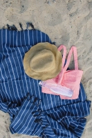 granatowy ręcznik z frędzlami na plażę