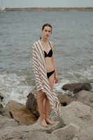 miękki bawełniany peshtemal w kolorze kremowym z czerwonymi paskami