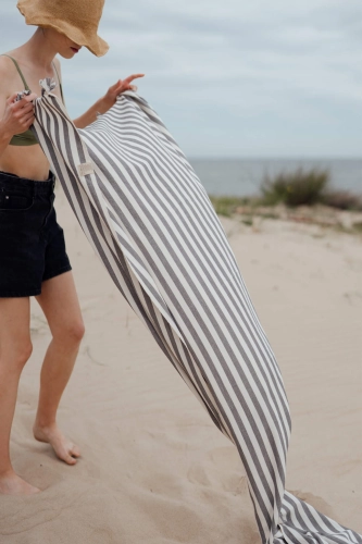 cienki ręcznik  na plażę w paski