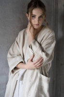 Kimono Sakin w kolorze beżowym o naturalnej lnianej teksturze