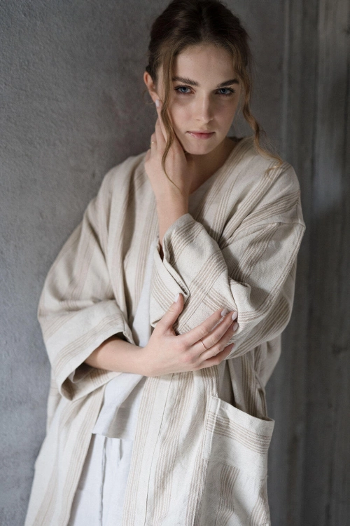 Kimono Sakin w kolorze beżowym o naturalnej lnianej teksturze