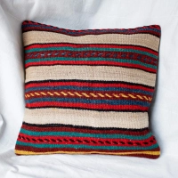 Wełniana poszewka na poduszkę kilim z kolorowymi paskami