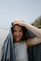 granatowy ręcznik plażowy z frędzlami