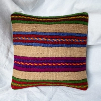Wzorzysta wełniana poszewka na poduszkę kilim