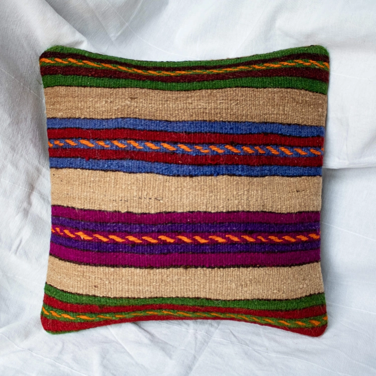 Wzorzysta wełniana poszewka na poduszkę kilim