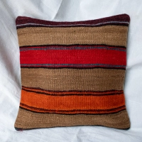 Pasiasta poszewka na poduszkę kilim w kolorze pomarańczowo-czerwonym