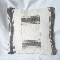 Wełniana  biało-czarna poszewka na poduszkę kilim