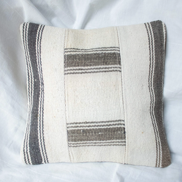 Wełniana  biało-czarna poszewka na poduszkę kilim